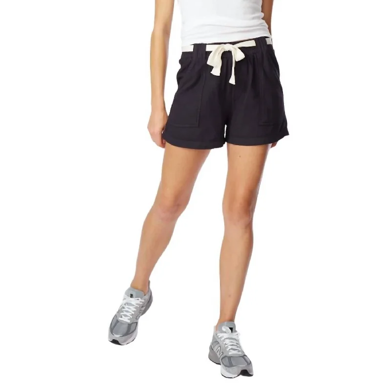 Unleash Your Trend Driven Style Hiker Short In Black