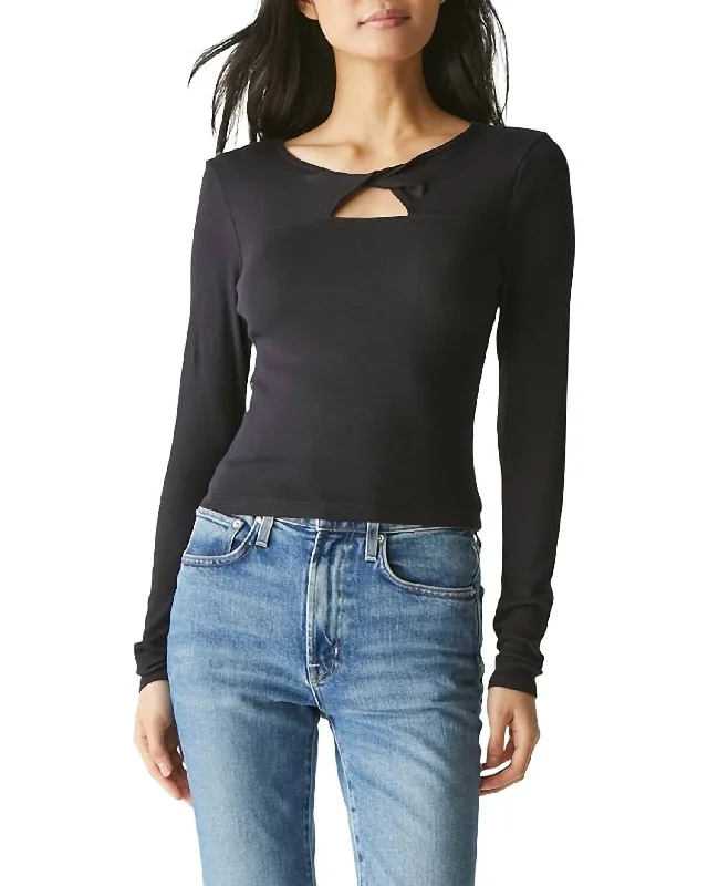 Fashionista Favorites Yara Twist Front Tee In Black